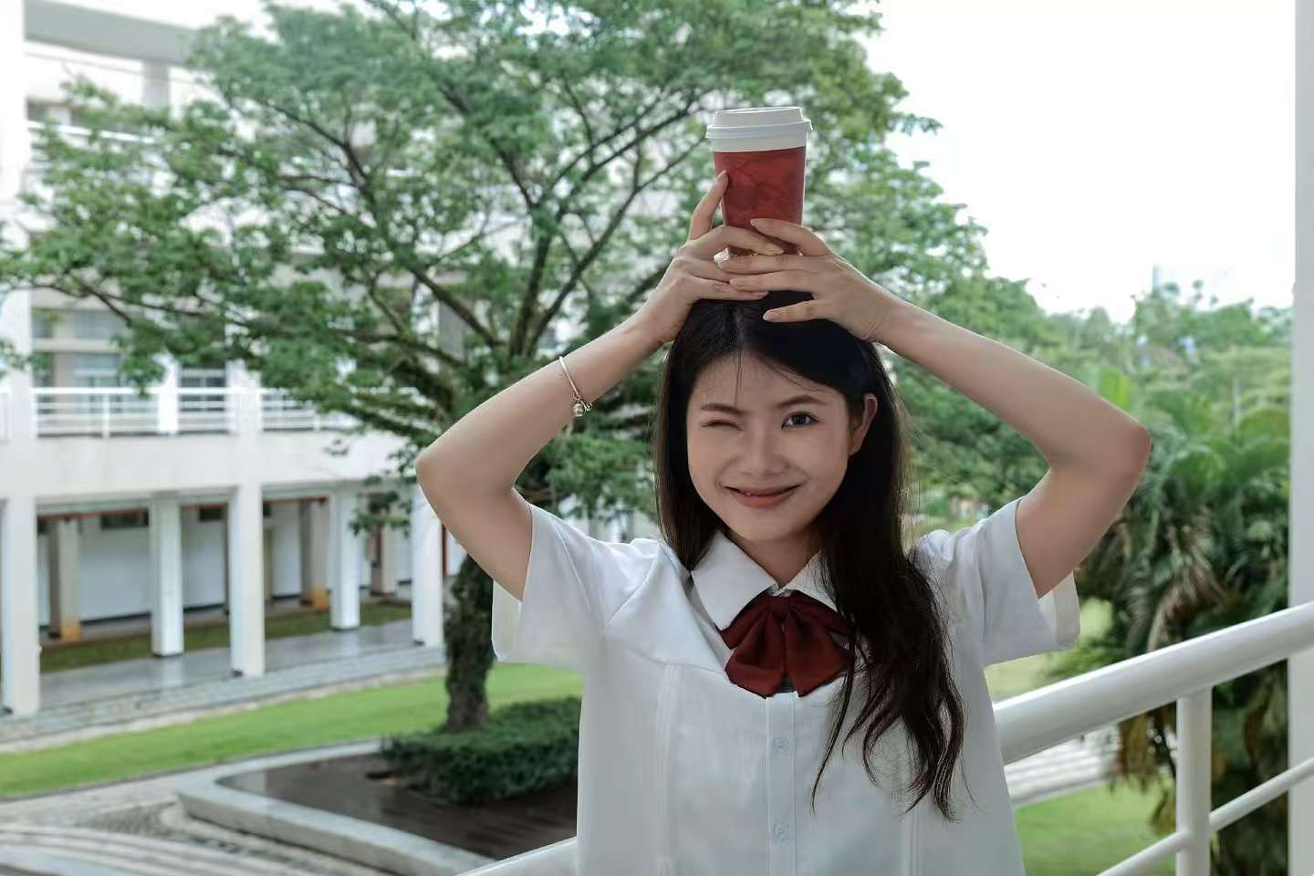 阮诗婷在校园里的生活照